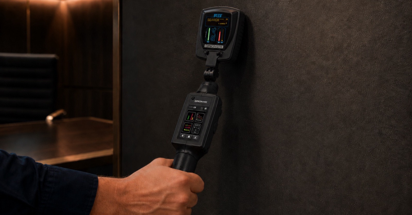 Halfgeleider-detector tegen een wand tijdens een elektronisch veiligheidsonderzoek in een directiekamer