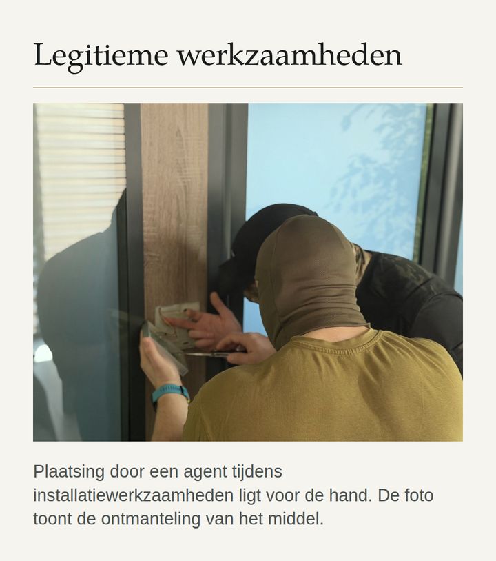 Onderzoekers demonteren de wandthermostaat waarachter het middel zat