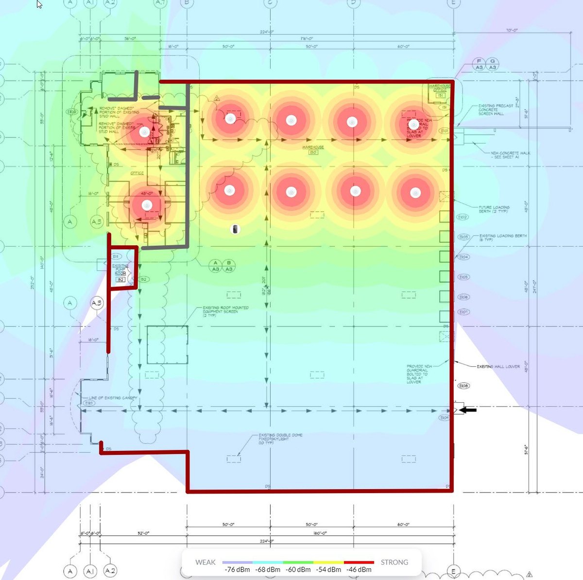 Dekkingsplot van een draadloos netwerk over een bouwtekening; de gekleurde signaalvelden lopen door tot buiten de rood ingetekende gevel